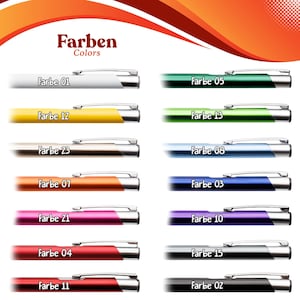 Op de afbeelding: Een verzameling kleurrijke pennen met zilveren accenten. Elke pen is voorzien van een kleurnummer en het woord "Farben" staat bovenaan. De pennen zijn in verschillende kleuren, waaronder wit, groen, geel, blauw en rood.