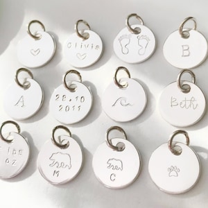 Personligt hänge i sterlingsilver med initialer // Anpassat hänge med hjärta, husdjursnamn, barnnamn, datum // ENDAST HÄNGE - kedja ingår ej