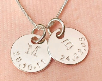 Collier date et initiales en argent sterling// Collier avec pendentif disque prénom date initiale// Cadeau personnalisé date de naissance des enfants gravée