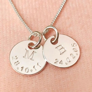 Collar de plata de ley con iniciales y fecha // Collar con colgante de disco con fecha y nombre inicial // Regalo personalizado con fecha de nacimiento grabada para niños