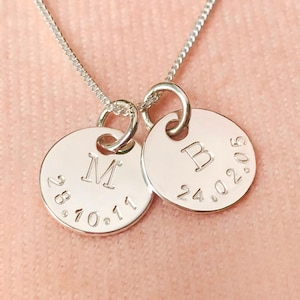 Halsband i sterlingsilver med initialer för barns födelsedatum // Initialer med namn och födelsedatum // Handstämplat halsband med initialer och födelsedatum