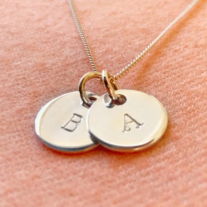 Sterling Silber Name Datum Initial Halskette // Beste Freunde personalisierte Freundschaft Name Initialen Geschenk // Individuelle Anhänger Silber Halskette