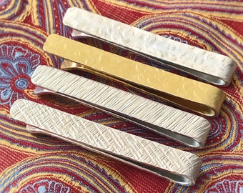 Gehamerd getextureerde dasspeld Tie Bar//gemaakt met de hand getextureerde dasspeld//ambachtelijk cadeau voor hem//goud messing zilver aluminium dasspeld slim