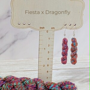 Boucles d'oreilles en écheveau de laine, cadeau pour les passionnées de tricot, bijoux minimalistes en laine mérinos filée à la main, cadeau pour les adeptes du crochet, boucles d'oreilles pendantes pour artistes textiles Dragonfly x Fiesta