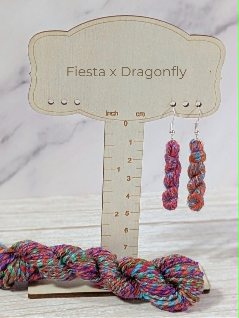 Boucles d'oreilles en écheveau de laine, cadeau pour les passionnées de tricot, bijoux minimalistes en laine mérinos filée à la main, cadeau pour les adeptes du crochet, boucles d'oreilles pendantes pour artistes textiles Dragonfly x Fiesta