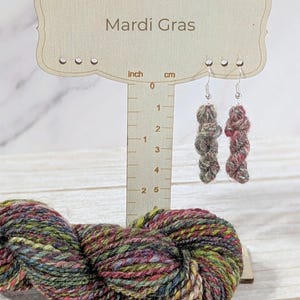 Boucles d'oreilles en écheveau de laine, cadeau pour les passionnées de tricot, bijoux minimalistes en laine mérinos filée à la main, cadeau pour les adeptes du crochet, boucles d'oreilles pendantes pour artistes textiles Mardi Gras