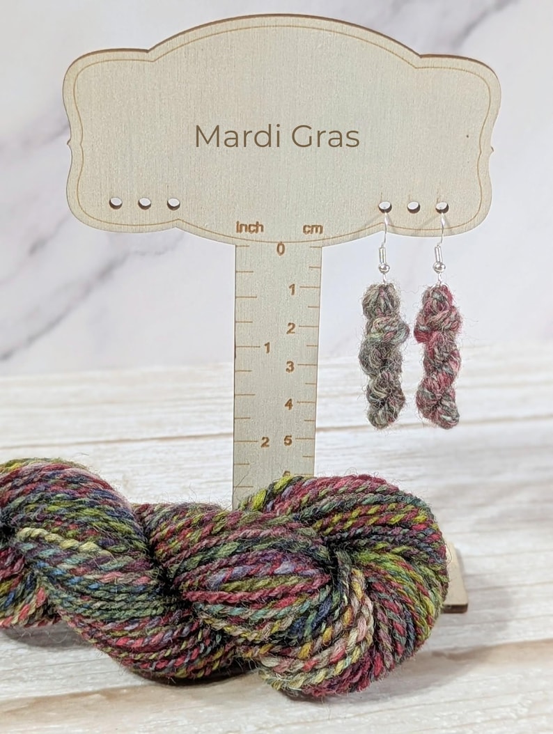 Boucles d'oreilles en écheveau de laine, cadeau pour les passionnées de tricot, bijoux minimalistes en laine mérinos filée à la main, cadeau pour les adeptes du crochet, boucles d'oreilles pendantes pour artistes textiles Mardi Gras
