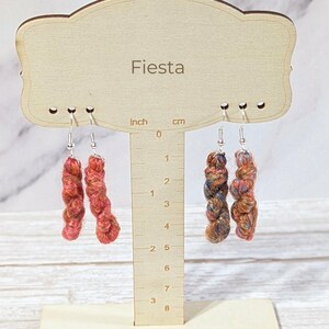 Boucles d'oreilles en écheveau de laine, cadeau pour les passionnées de tricot, bijoux minimalistes en laine mérinos filée à la main, cadeau pour les adeptes du crochet, boucles d'oreilles pendantes pour artistes textiles Fiesta