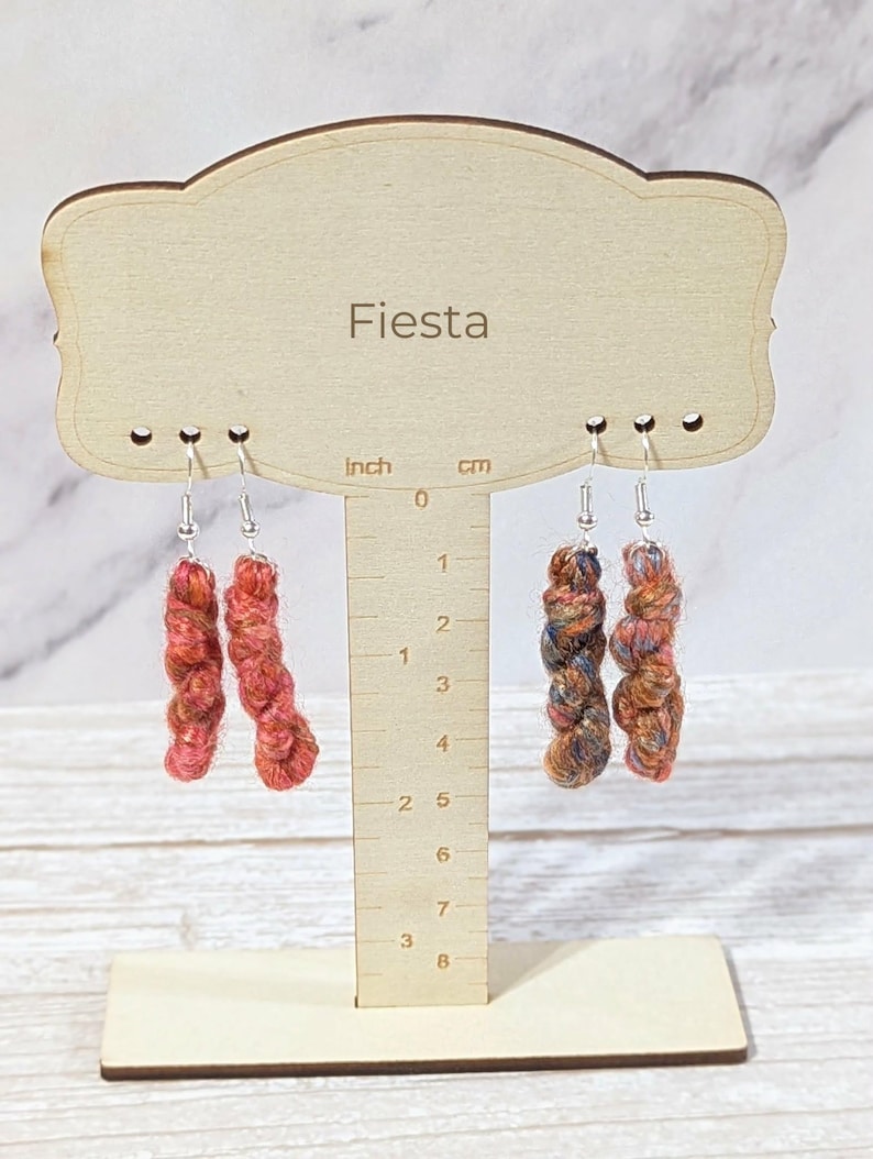 Boucles d'oreilles en écheveau de laine, cadeau pour les passionnées de tricot, bijoux minimalistes en laine mérinos filée à la main, cadeau pour les adeptes du crochet, boucles d'oreilles pendantes pour artistes textiles Fiesta