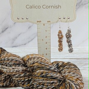 Boucles d'oreilles en écheveau de laine, cadeau pour les passionnées de tricot, bijoux minimalistes en laine mérinos filée à la main, cadeau pour les adeptes du crochet, boucles d'oreilles pendantes pour artistes textiles Calico Cornish
