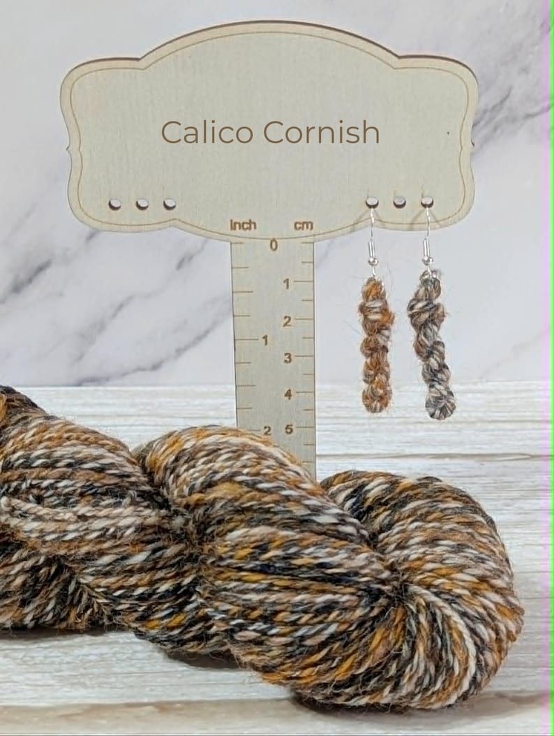 Boucles d'oreilles en écheveau de laine, cadeau pour les passionnées de tricot, bijoux minimalistes en laine mérinos filée à la main, cadeau pour les adeptes du crochet, boucles d'oreilles pendantes pour artistes textiles Calico Cornish
