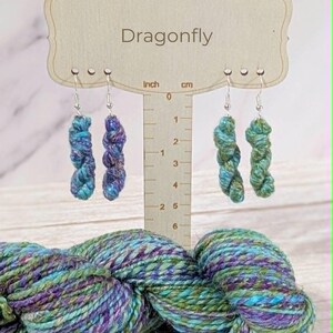 Boucles d'oreilles en écheveau de laine, cadeau pour les passionnées de tricot, bijoux minimalistes en laine mérinos filée à la main, cadeau pour les adeptes du crochet, boucles d'oreilles pendantes pour artistes textiles Dragonfly