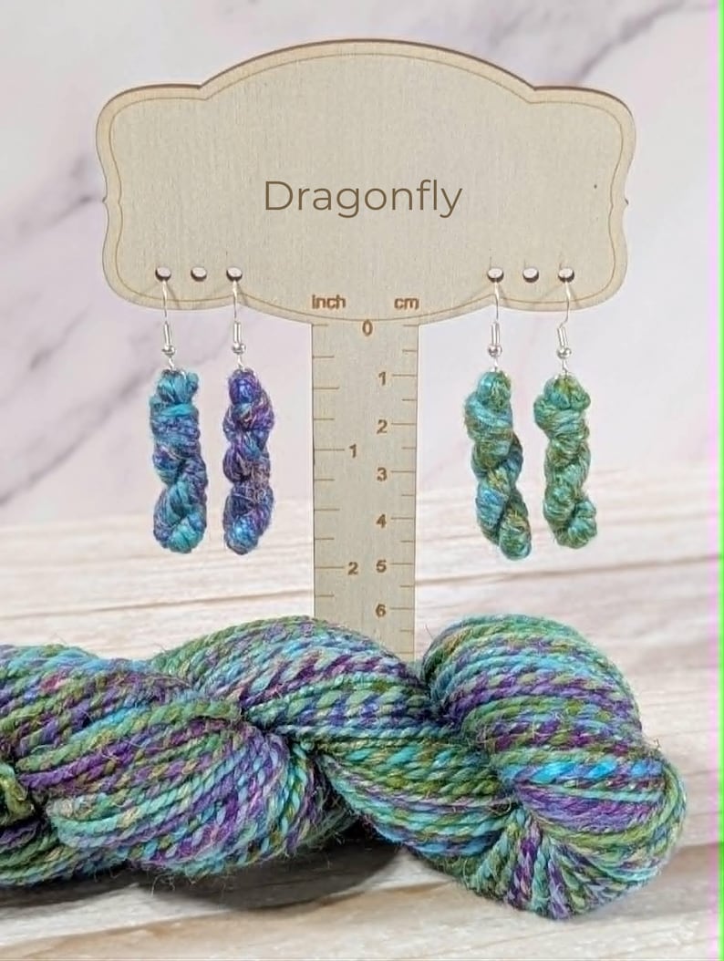 Boucles d'oreilles en écheveau de laine, cadeau pour les passionnées de tricot, bijoux minimalistes en laine mérinos filée à la main, cadeau pour les adeptes du crochet, boucles d'oreilles pendantes pour artistes textiles Dragonfly