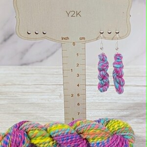 Boucles d'oreilles en écheveau de laine, cadeau pour les passionnées de tricot, bijoux minimalistes en laine mérinos filée à la main, cadeau pour les adeptes du crochet, boucles d'oreilles pendantes pour artistes textiles Y2K