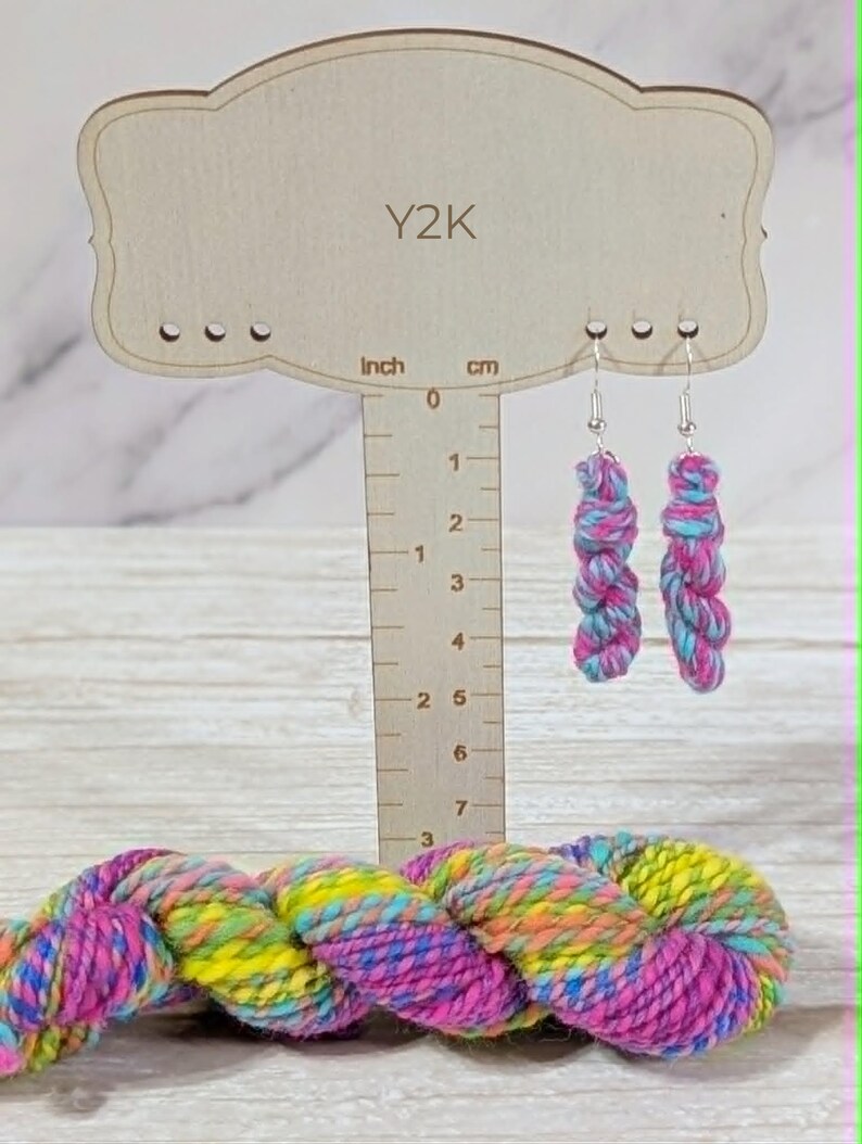 Boucles d'oreilles en écheveau de laine, cadeau pour les passionnées de tricot, bijoux minimalistes en laine mérinos filée à la main, cadeau pour les adeptes du crochet, boucles d'oreilles pendantes pour artistes textiles Y2K