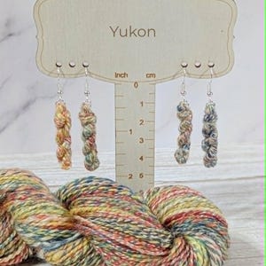 Boucles d'oreilles en écheveau de laine, cadeau pour les passionnées de tricot, bijoux minimalistes en laine mérinos filée à la main, cadeau pour les adeptes du crochet, boucles d'oreilles pendantes pour artistes textiles Yukon