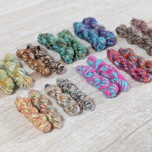 Boucles d'oreilles en écheveau de laine, cadeau pour les passionnées de tricot, bijoux minimalistes en laine mérinos filée à la main, cadeau pour les adeptes du crochet, boucles d'oreilles pendantes pour artistes textiles image 3
