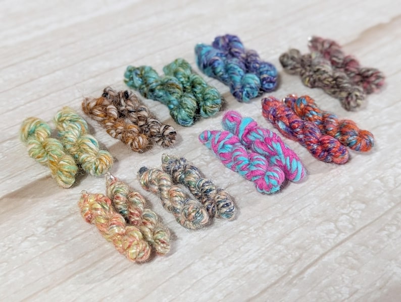 Boucles d'oreilles en écheveau de laine, cadeau pour les passionnées de tricot, bijoux minimalistes en laine mérinos filée à la main, cadeau pour les adeptes du crochet, boucles d'oreilles pendantes pour artistes textiles image 3
