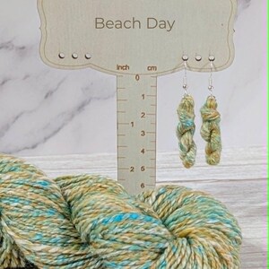 Boucles d'oreilles en écheveau de laine, cadeau pour les passionnées de tricot, bijoux minimalistes en laine mérinos filée à la main, cadeau pour les adeptes du crochet, boucles d'oreilles pendantes pour artistes textiles Beach Day