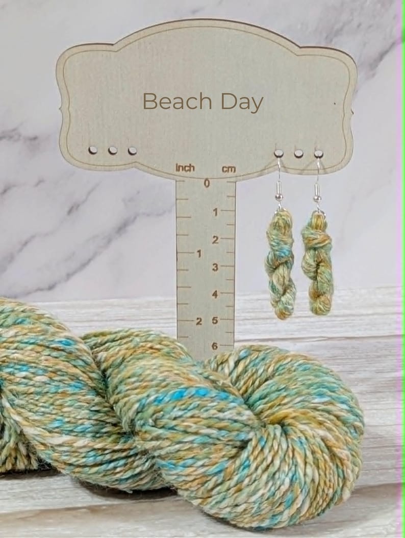 Boucles d'oreilles en écheveau de laine, cadeau pour les passionnées de tricot, bijoux minimalistes en laine mérinos filée à la main, cadeau pour les adeptes du crochet, boucles d'oreilles pendantes pour artistes textiles Beach Day