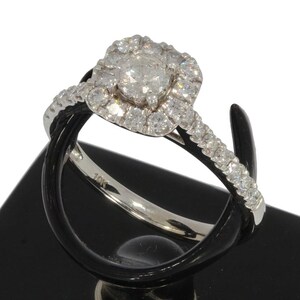 White gold beautiful ladies ring with solitaire diamond of 0.25ct framed by 26 diamonds of approx. 0.03ct each total diamonds approx. 1.00ct