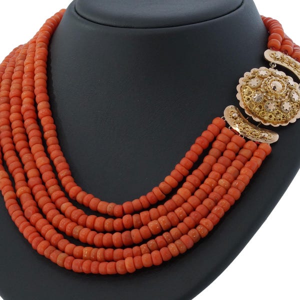 5-strand antique blood coral necklace on large 14 carat gold hook clasp (incl. side pieces 48x30mm) with filigree work. Origin Zeeland 1900