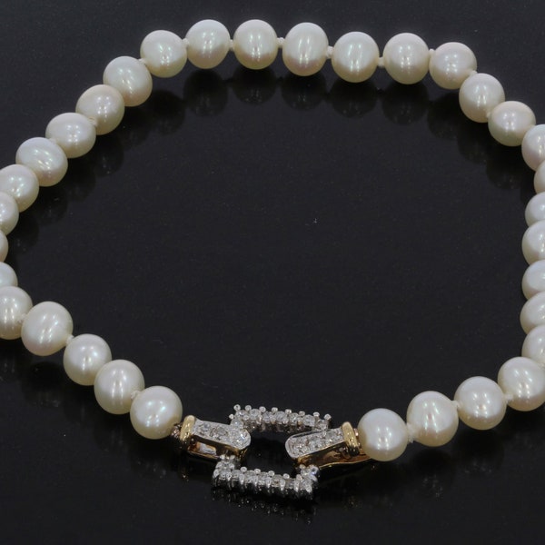 Freshwater pearl women's bracelet on a beautiful 14 carat gold diamond lock handmade