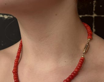 Blood coral necklace with a length of 44cm on a 14-carat gold pipe clasp (20mm x 5mm). Authentic warm-colored blood coral