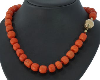 An exclusive antique necklace featuring 36 barrel- and disc-shaped beads, finished with a 14-karat gold box clasp (14 mm)