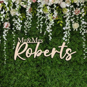 Placa de nome de casamento personalizada, cenário de casamento Sr. e Sra. Decoração de madeira, placa de sobrenome Decorações de casamento, placa de nome de madeira