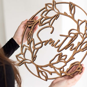 Letrero de madera con nombre de familia para puerta, letrero personalizado con apellido, letrero con monograma de letra circular floral, letrero de madera establecido, regalo para el hogar para parejas