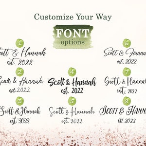 Peut inclure: Huit options de polices diff&eacute;rentes pour une conception personnalis&eacute;e &laquo;&nbsp;Scott & Hannah est. 2022&nbsp;&raquo;. Chaque option est num&eacute;rot&eacute;e et affich&eacute;e sur un fond blanc avec une lavisure aquarelle verte.