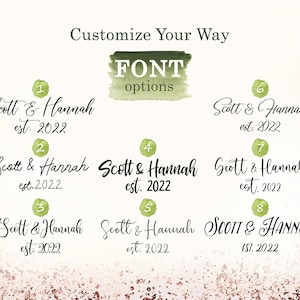 Op de afbeelding: Afbeelding met acht lettertype-opties voor het aanpassen van tekst. De tekst luidt "Scott & Hannah est. 2022" in verschillende stijlen, met de woorden "Customize Your Way" en "FONT options" bovenaan. De achtergrond heeft een aquareleffect.