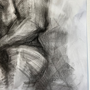 Op de afbeelding: Een zwart-witte houtskooltekening van een menselijke figuur, met nadruk op de romp en benen. De tekening is gemaakt in een losse, gestileerde stijl, met zichtbare houtskoolstreken.