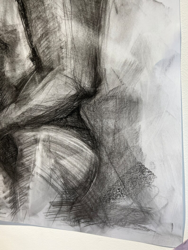 Op de afbeelding: Een zwart-witte houtskooltekening van een menselijke figuur, met nadruk op de romp en benen. De tekening is gemaakt in een losse, gestileerde stijl, met zichtbare houtskoolstreken.