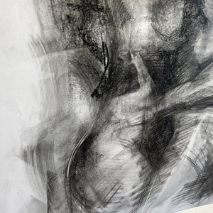Op de afbeelding: Abstracte houtskooltekening met de nadruk op draaiende lijnen en vormen. De tekening is uitgevoerd in grijstinten en zwart op wit papier.