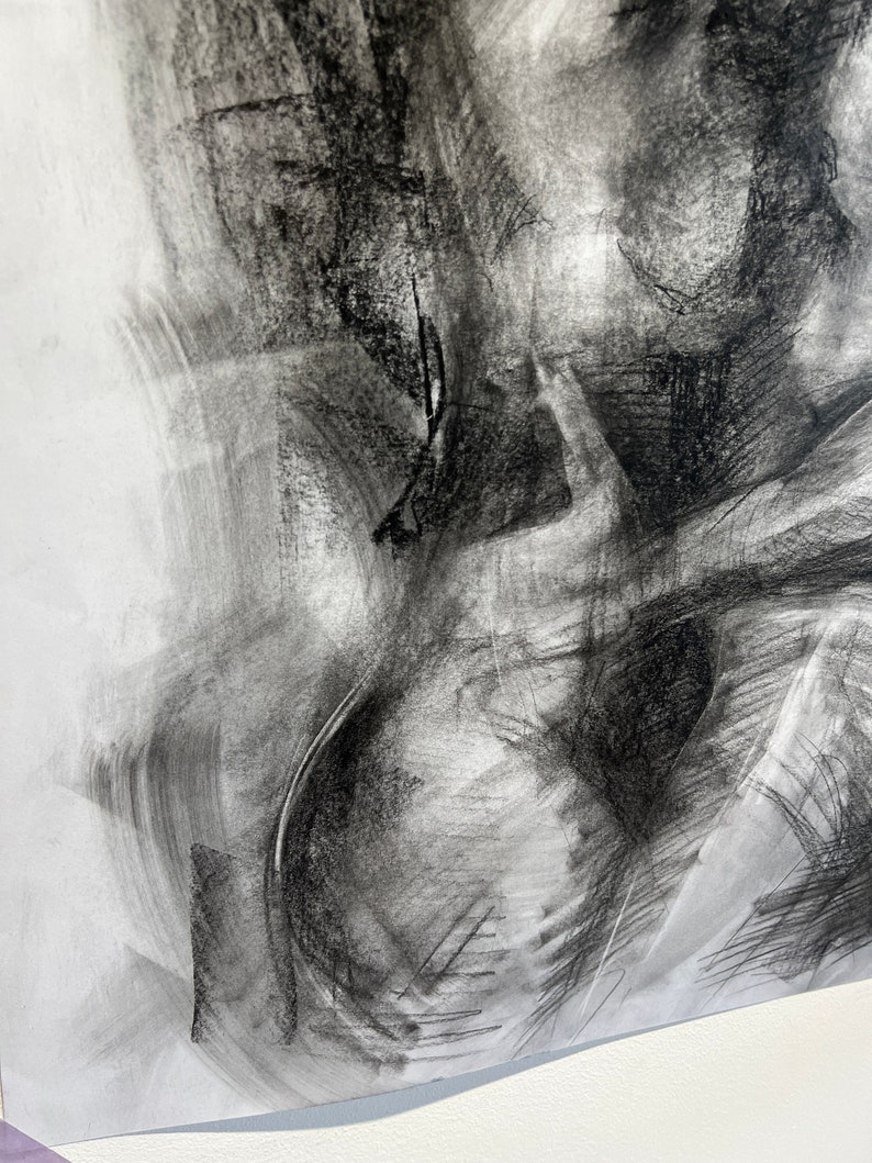 Op de afbeelding: Abstracte houtskooltekening met de nadruk op draaiende lijnen en vormen. De tekening is uitgevoerd in grijstinten en zwart op wit papier.
