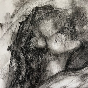 Op de afbeelding: Een zwart-witte houtskooltekening van een gezicht. De tekening is abstract en de gelaatstrekken zijn niet duidelijk gedefinieerd.