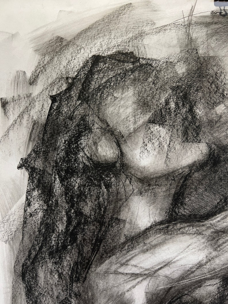 Op de afbeelding: Een zwart-witte houtskooltekening van een gezicht. De tekening is abstract en de gelaatstrekken zijn niet duidelijk gedefinieerd.