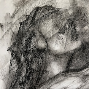Op de afbeelding: Een zwart-witte houtskooltekening van een gezicht. De tekening is abstract en de gelaatstrekken zijn niet duidelijk gedefinieerd.
