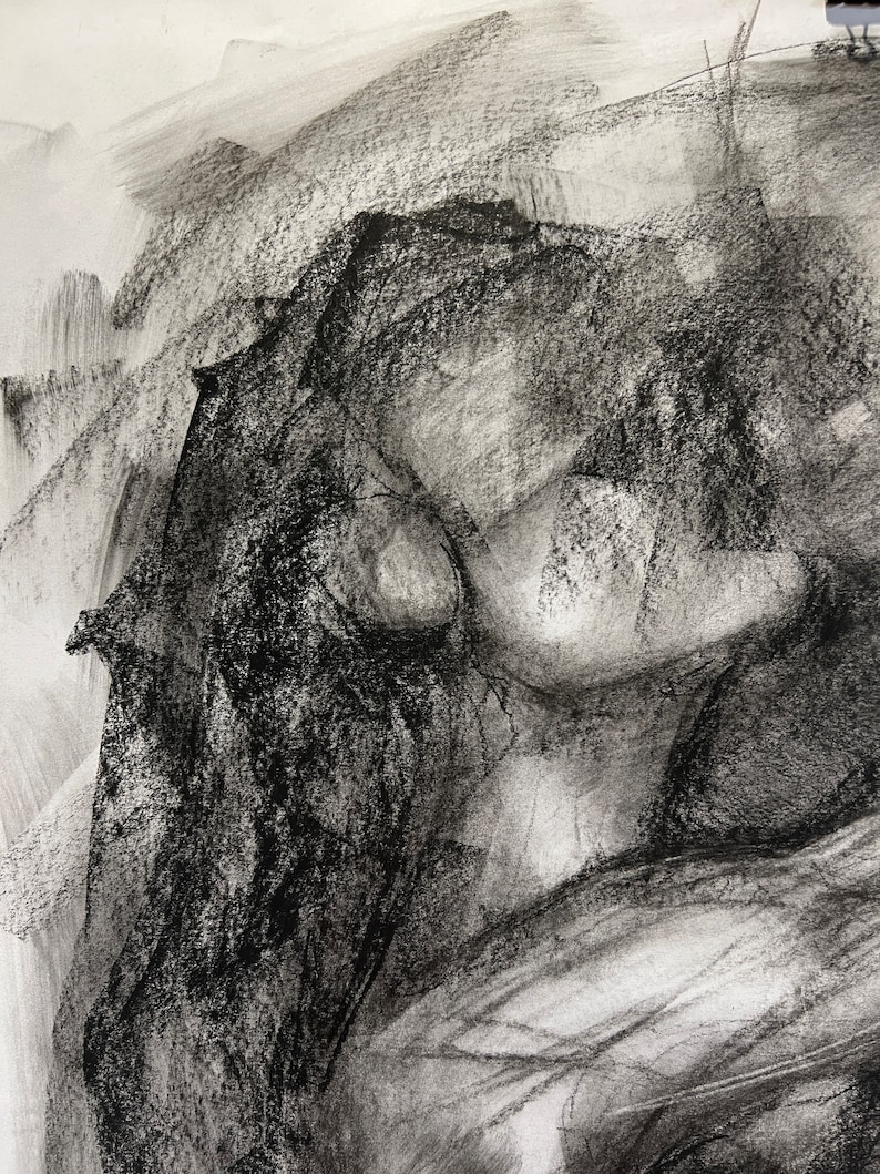 Op de afbeelding: Een zwart-witte houtskooltekening van een gezicht. De tekening is abstract en de gelaatstrekken zijn niet duidelijk gedefinieerd.