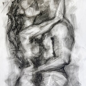 Op de afbeelding: Een zwart-witte houtskooltekening van twee figuren die elkaar omhelzen. De tekening is gemaakt in een losse, expressieve stijl, met de lichamen van de figuren die in elkaar verstrengeld zijn en hun gezichten bedekt.