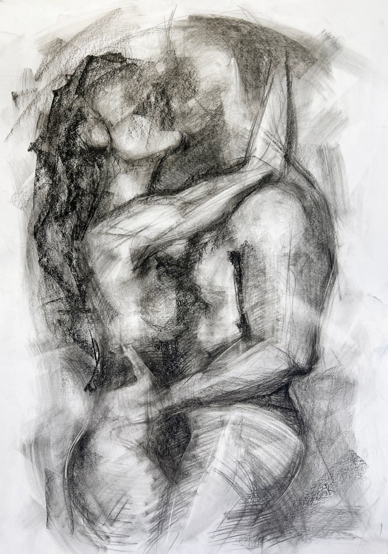 Op de afbeelding: Een zwart-witte houtskooltekening van twee figuren die elkaar omhelzen. De tekening is gemaakt in een losse, expressieve stijl, met de lichamen van de figuren die in elkaar verstrengeld zijn en hun gezichten bedekt.