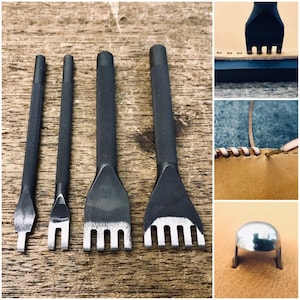 Può includere: Quattro strumenti neri per la lavorazione della pelle con manici strutturati e varie teste a forcella e sagomate sono esposti su una superficie di legno. Gli strumenti sono utilizzati per la lavorazione della pelle, tra cui foratura e cucitura.