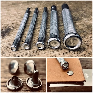 Puede incluir: Conjunto de cinco herramientas de punzonado de cuero de metal plateado con puntas redondas de diferentes tamaños. Las herramientas se muestran sobre una superficie de madera. La imagen también muestra cuatro remaches de metal plateado y una superficie de cuero con un remache en proceso de colocación.