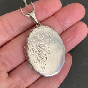 VINTAGE 70s LOCKET necklace, Sterling Silver Oval Picture Locket, Keepsake Fine Jewelry Gift Ideas. Engraved Mid Century Vintage Jewelry