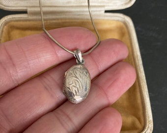 VINTAGE SILVER Oval Locket, 70s pendant necklace on Chain, Sterling Silver Engraved  Vintage Silver Jewelry, Mid Century Silver Locket