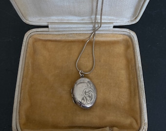 VINTAGE SILVER Oval Medaillon, 70er Jahre Anhänger Halskette an Kette, Sterling Silber Vintage Silberschmuck, Mid Century Silber Medaillon