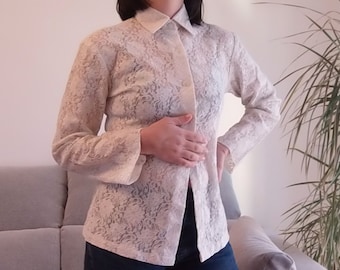 Vit spetsskjorta med knappar / 90-tals off-white blommigt glänsande blus