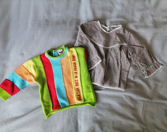 Vintage-Lot mit 2 Oberteilen, brauner Gingham-Bluse und Agatha Ruiz de la Prada-Pullover. Größe 6 bis 9 Monate